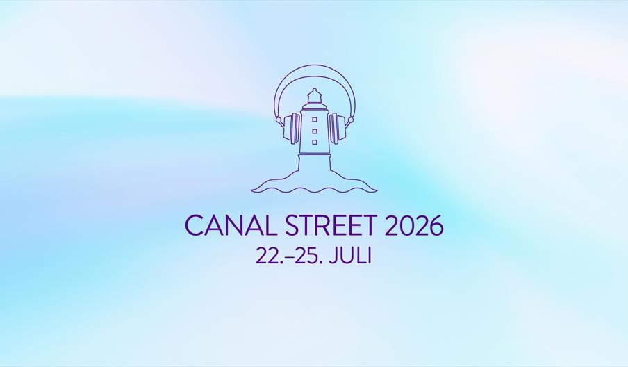 lyseblå plakat for Canal Street festivalen i Arendal med bilde av Lille Torungen fyr ikledd store øreklokker