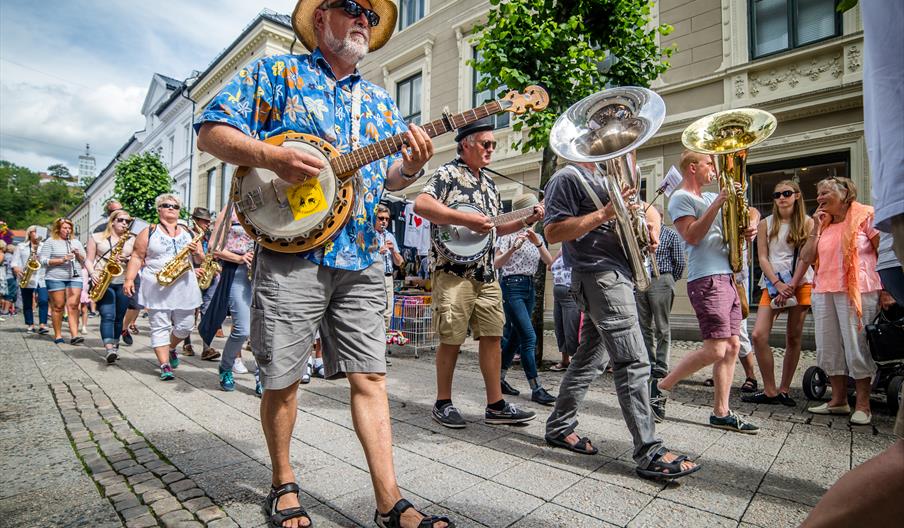 gateparade med mange musikanter under canal street festivalen i Arendal