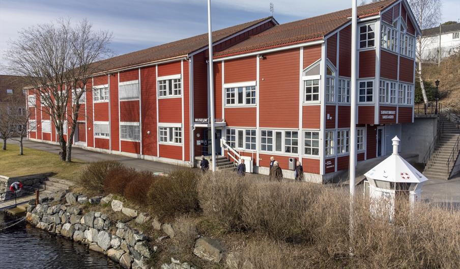 Sjøfartsmuseet i Grimstad tilbyr mange aktiviteter for barn. Her finner du et museum for hele familien. Spennende utstillinger, museumsbutikk og et hyggelig uteområde med brygge.