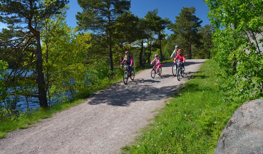 Familie på sykkeltur i Arendal