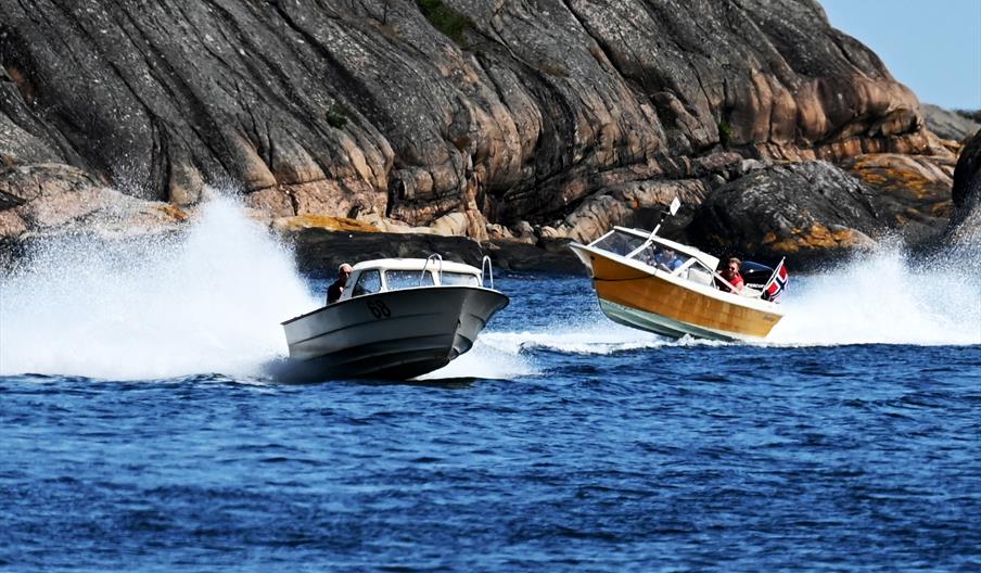 Fart og spenning på regattabanen under den årlige Flostaregattaen.