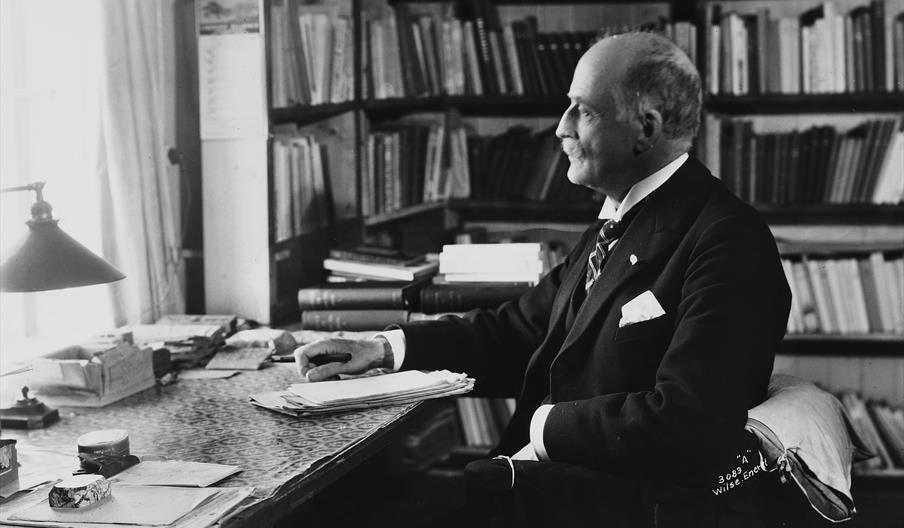 Knut Hamsun i dikterstuen. Foto: Anders Beer Wilse