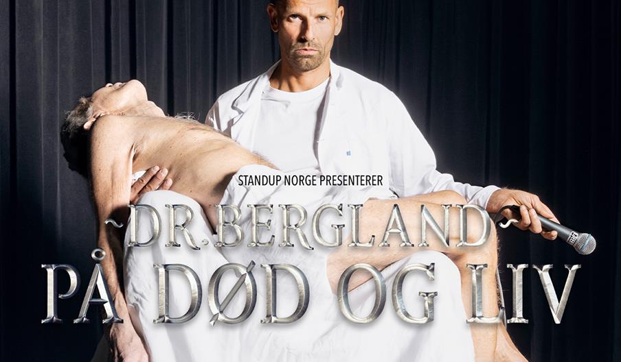 stand up plakat med Dr. Bergland som holder en død eldre mann i fanget