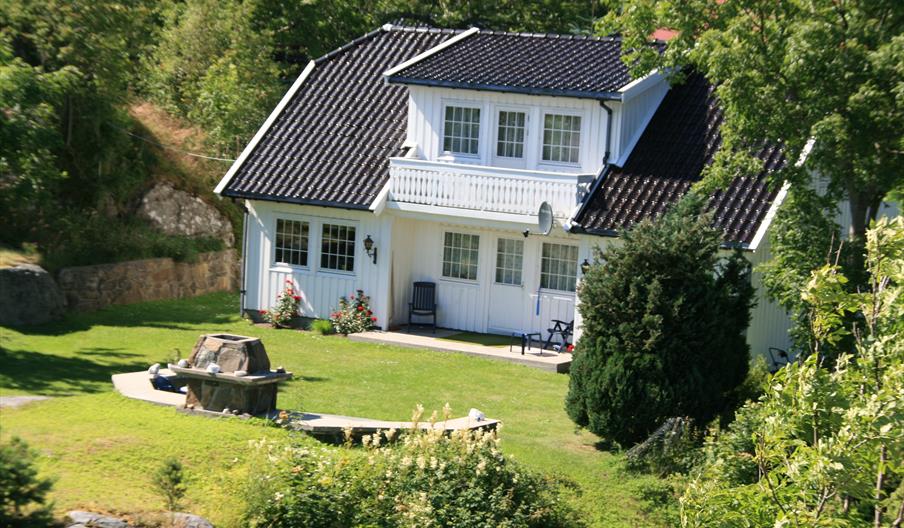 Strandhus Sandaa med fin gressplen i front