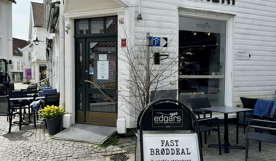 Fasade til Edgars bakeri i gågata i Mandal. Svære svarte bokstaver "BAKERI" på veggen.