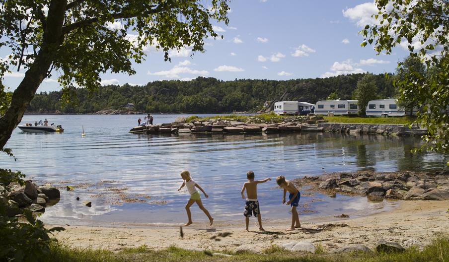 Barn som leker på stranden