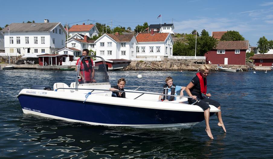 Båttur gjennom Gata på Lyngør.