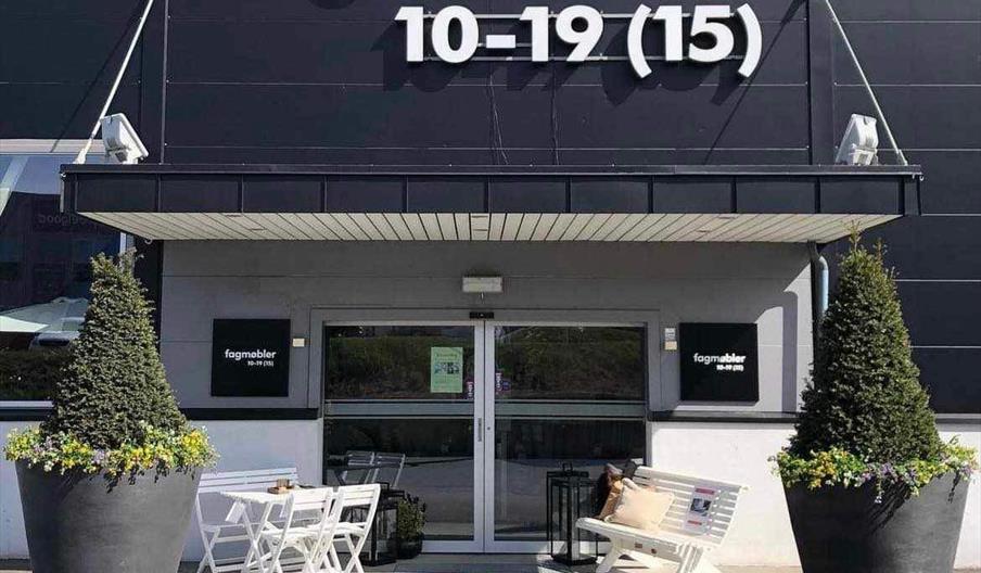 Bilde fra utsiden av butikken