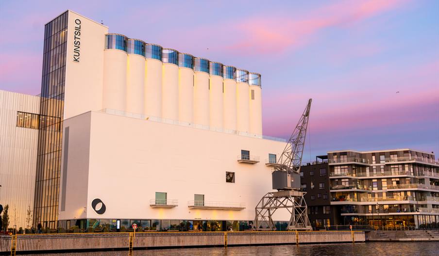 Fasade Kunstsilo i solnedgang