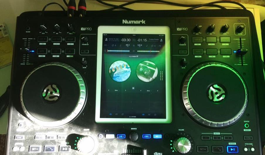Bilde med DJ-utstyr