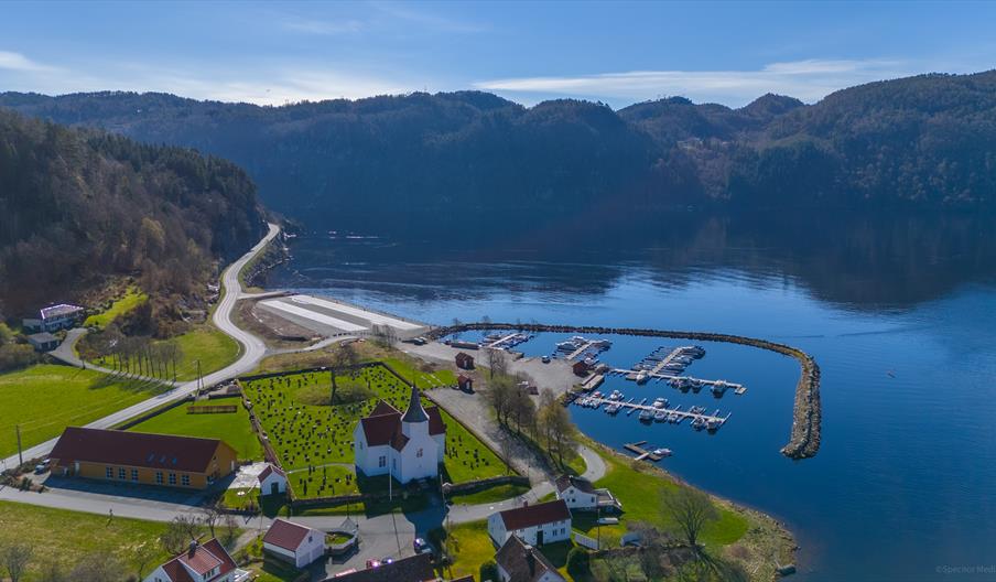 Feda kirke og havn