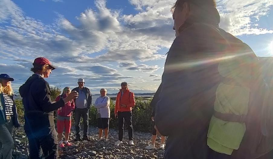 gruppe med folk på guidet tur i raet nasjonalpark på rullesteinsstrand