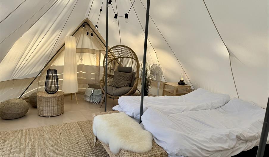 En lun og behagelig atmosfære inne i glampingteltet.