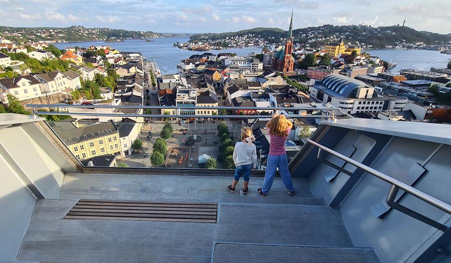 på toppen av glassheisen med panoramautsikt over Arendal by, Galtesund og øyene omkring.