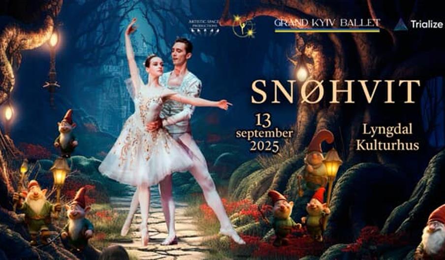 Ballettdansere som Snøhvit og prinsen på scenen, omgitt av dverger i et eventyrlandskap.