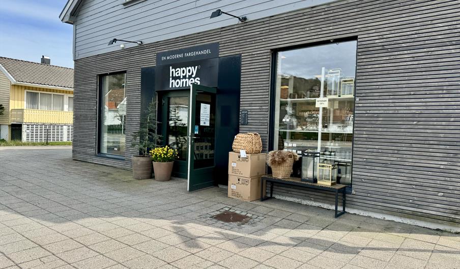 Fasade til butikken Happy homes med fine blomster på utsiden og åpen dør