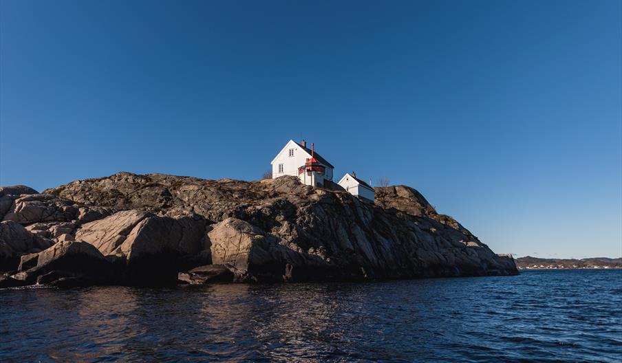 Utsikt inn fra havet og mot Hatholmen fyr