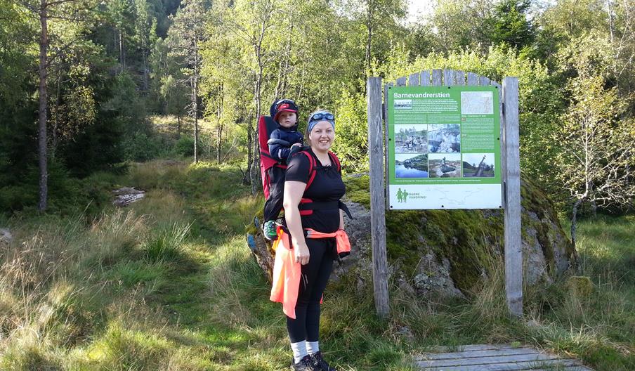 Vandretur langs Barnevandrerstien med Heddan Gjestegard som base