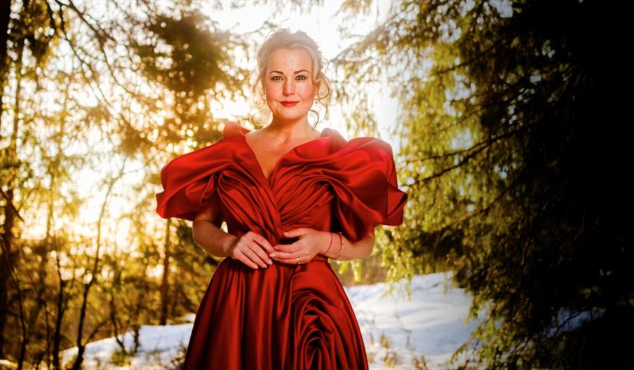 Sangerinne Helene Bøksle i flott rød ballkjole