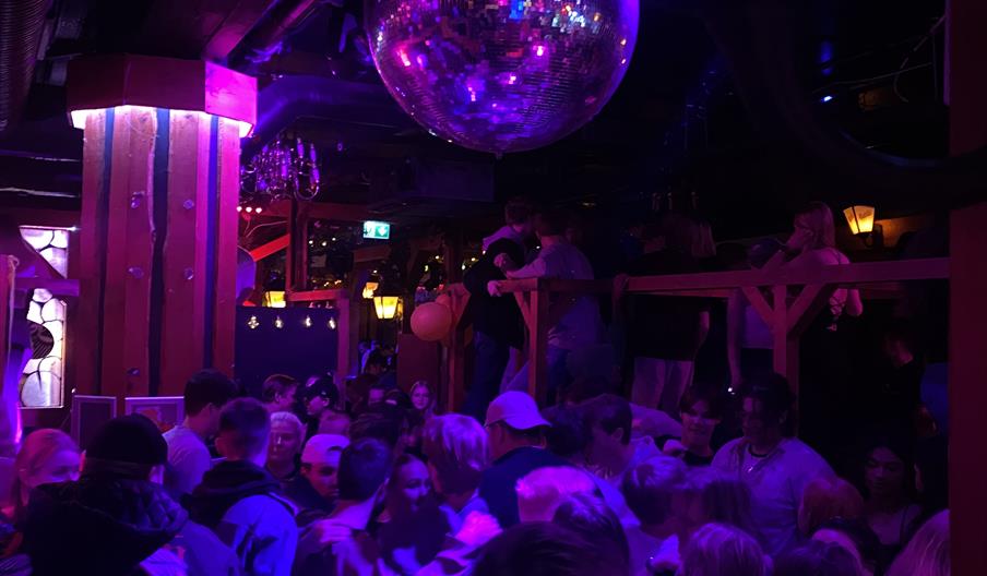 innsiden med folk