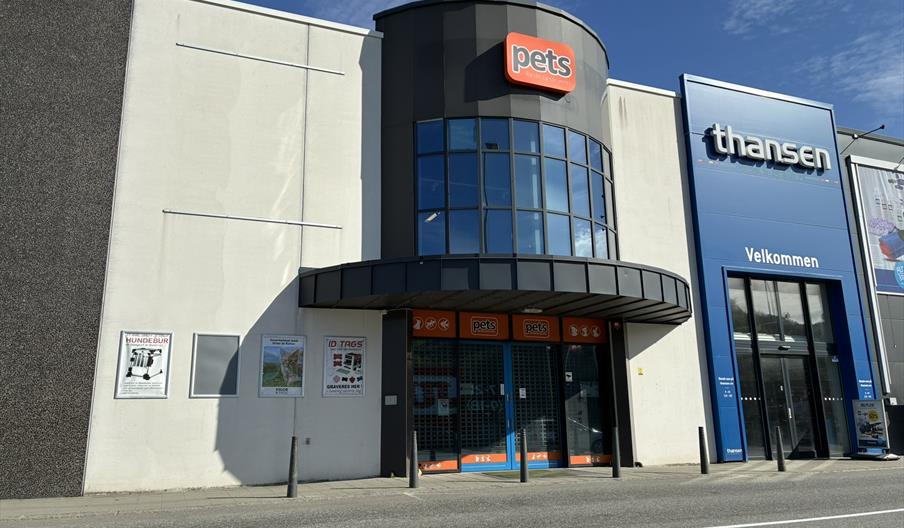 Fasaden til Pets ZooTropia Lyngdal i Handelsparken, med logo og inngangsparti.