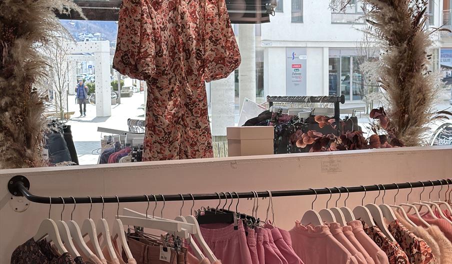 klær i vinduet til stella shop i lyngdal