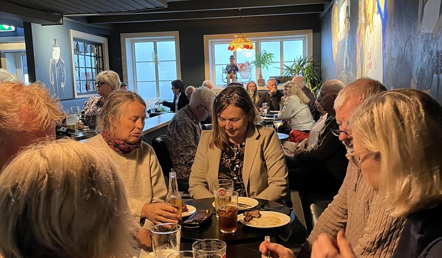 Velkommen til byens koseligste bar i Juskestredet.