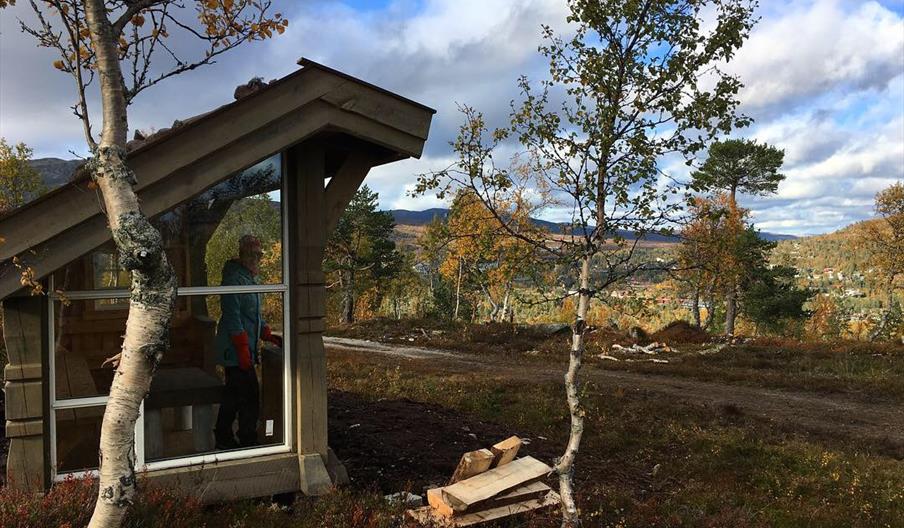 Gapahuk med utsikt over Hovden, bilde