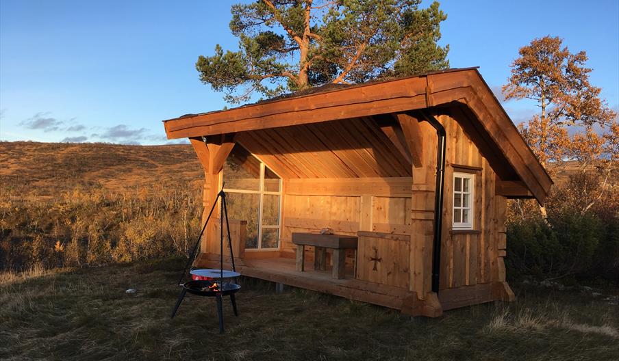 Gapahuk og bålpanne, bilde