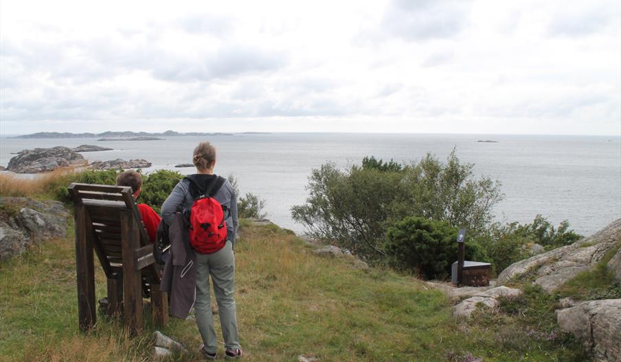 Lysløypa på Spangereid, 2 stykker som ser utover havet