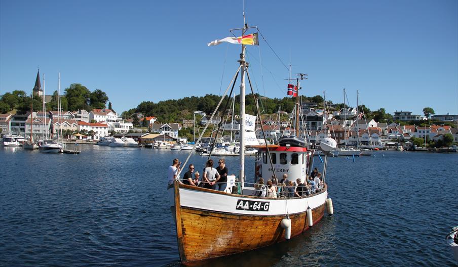 Badebåten med passasjerer.
