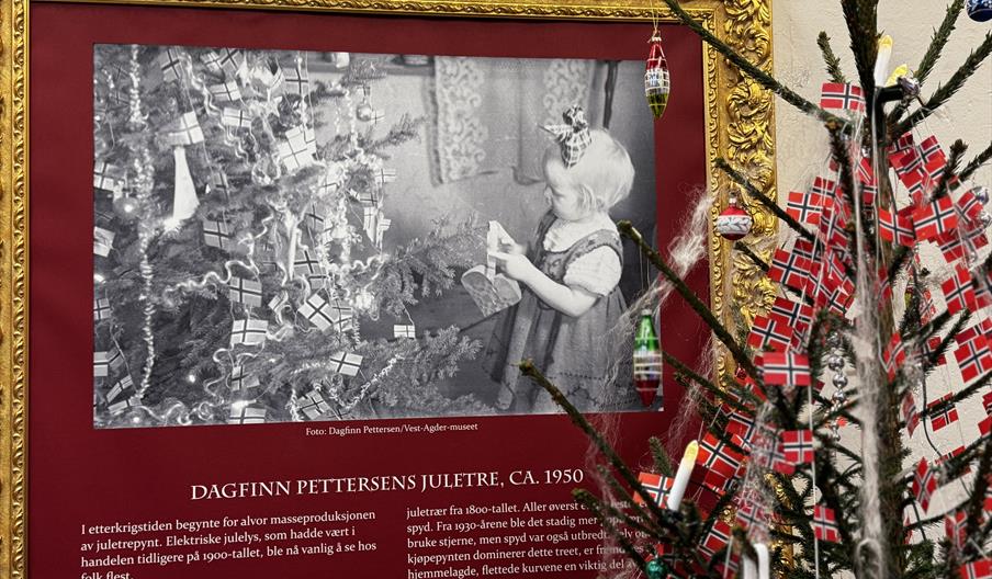 Besøk den historiske juletreutstillingen i Julebyen
