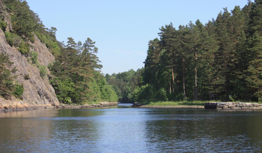 Via ord og bilder tar vi turen opp Reddalskanalen helt opp til Reddalsvannet.