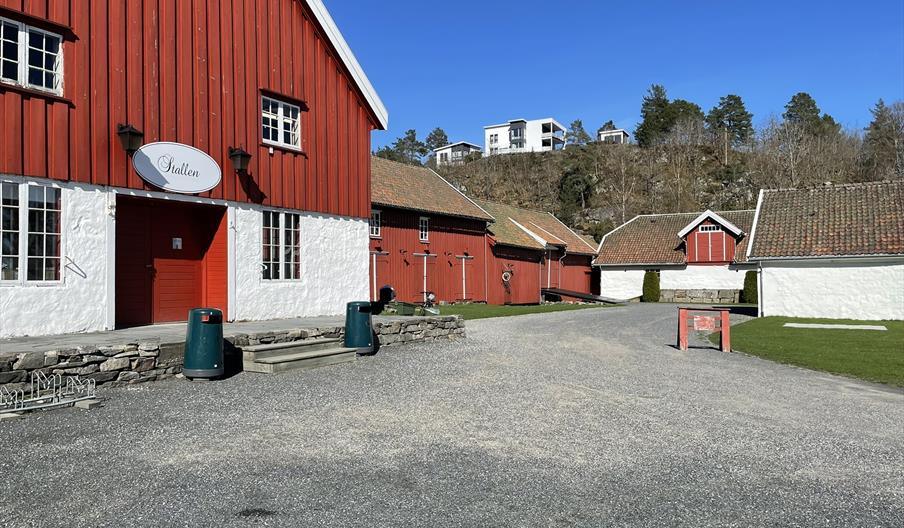Gårdbygninger rundt Hovedhuset