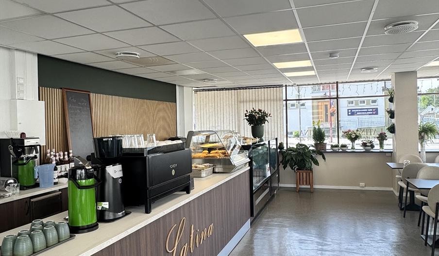 Oversiktsbilde av kafédisk og sitteområde hos Latina Café.