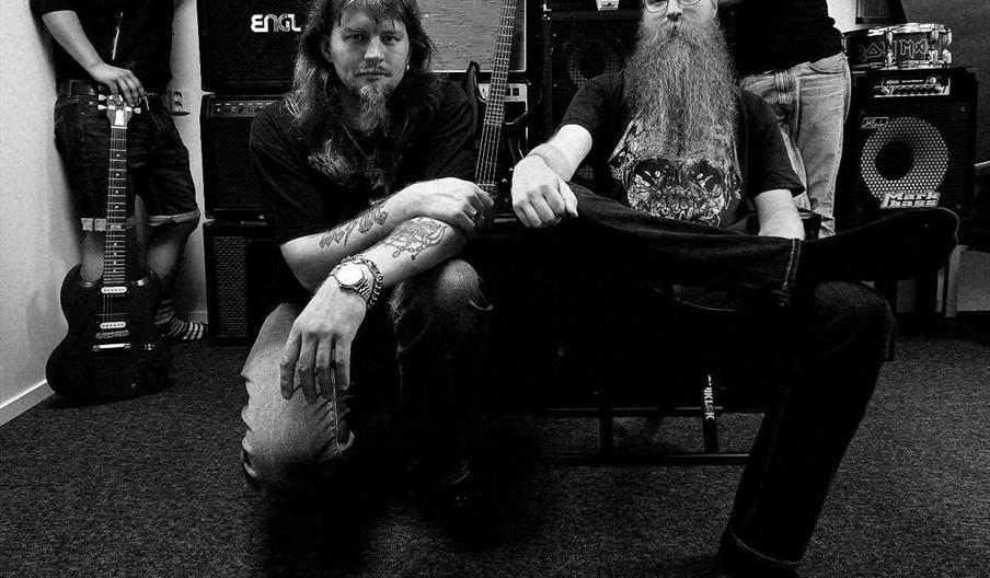 Bandet Lintrix foran forsterkere og gitarer i øvingslokalet – klar for heavy metal-konsert på Byremo Scene.