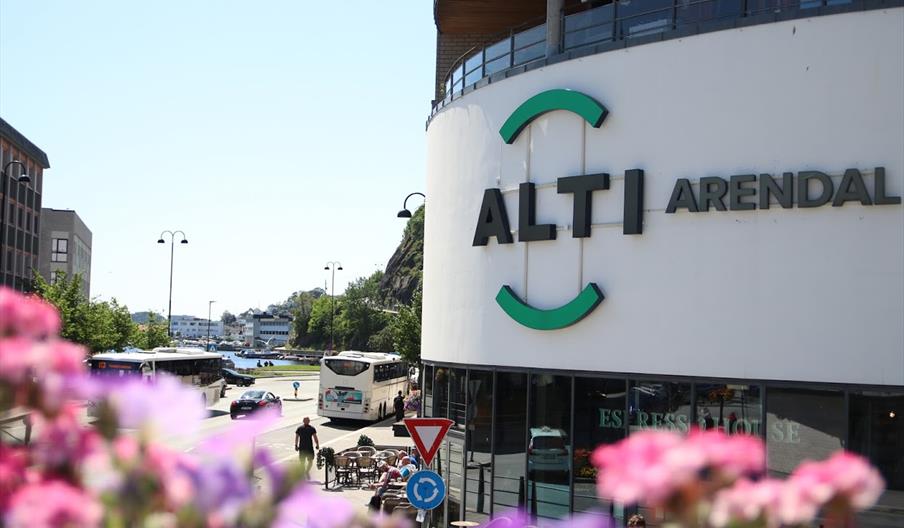 ALTI fasadelogo med Kittelsbukt i bakgrunnen