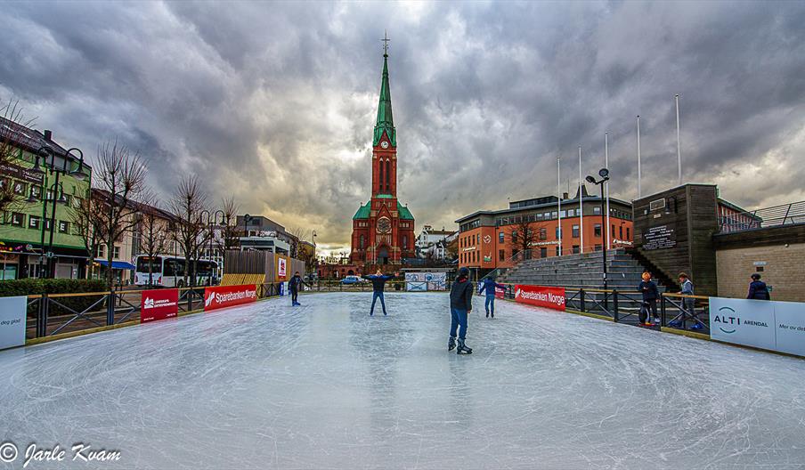 Isbane foran Arendal kultur- og rådhus