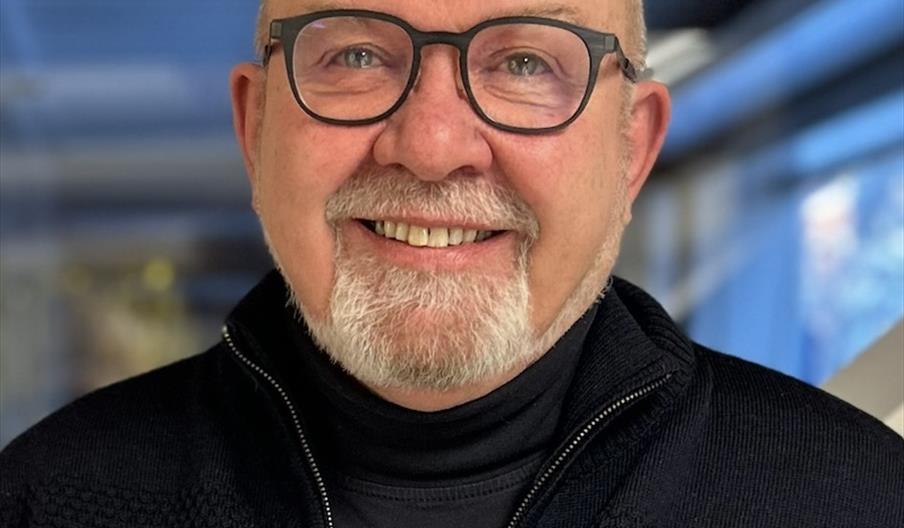 Ivar Roger Hansen er musikk- og kulturhistoriker og har bidratt med kulturformidling gjennom mange kanaler.