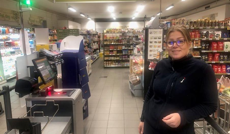Bilde av en av de ansatte i butikken