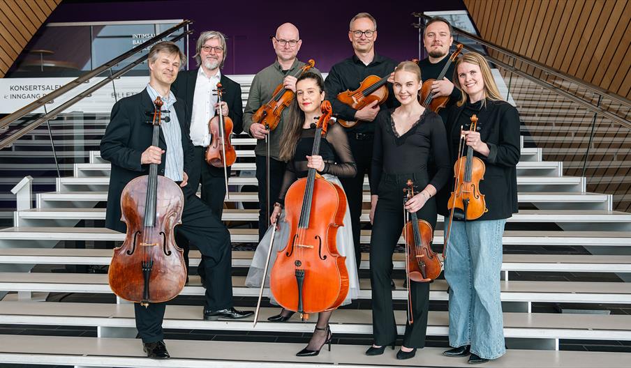 Kristiansand Kammermusikk ensemble med sine strykeinstrument fotografert i trappa på Kilden i Kristiansand.