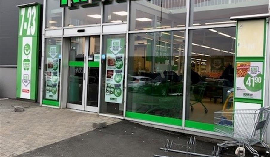 På utsiden av Kiwi Bergemoen