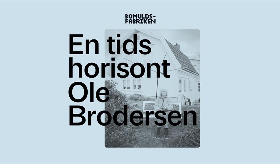 Plakat i grått for Kunstutstilling med kunst av Ole Brodersen. Midt på er foto av et hus med en eldre dame foran.