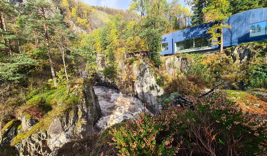 Norsk Villakssenter - Kvåsfossen ligger på kanten av juvet til lakseelva Lygna.