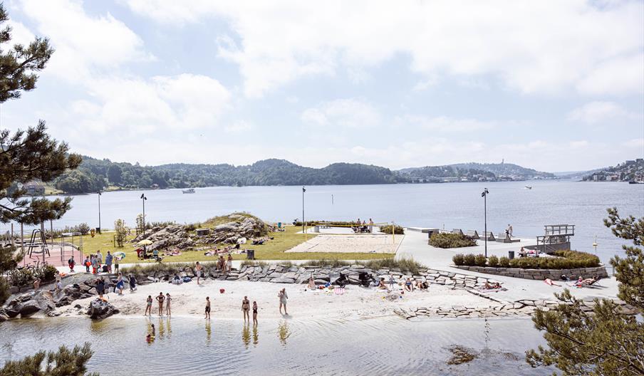Løkholmen strand og rekreasjonsområde med badende barn og voksne