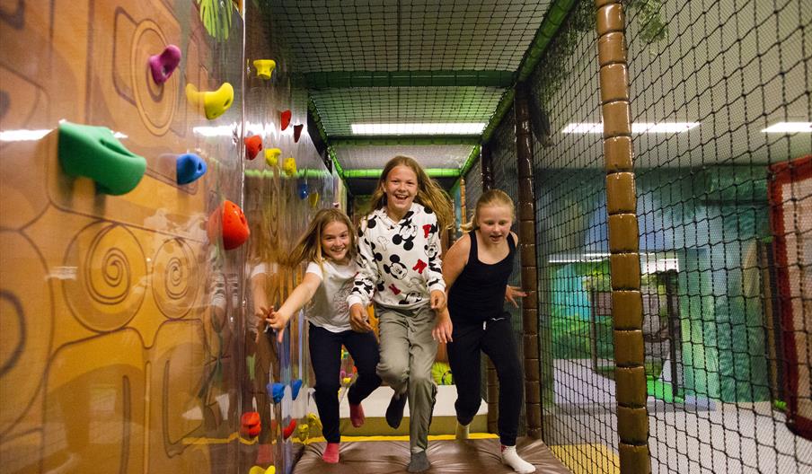 Barn som løper i lekeland