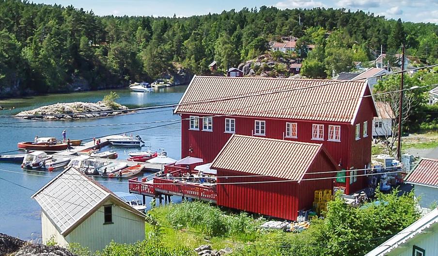 rødt hus ved vannet