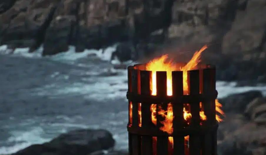 Fyrvokter tenner den gamle fyrgryta (St.Hans)