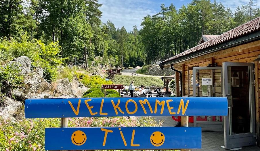 "Velkommen til parken" skilt utenfor inngangen til Lindland Gård