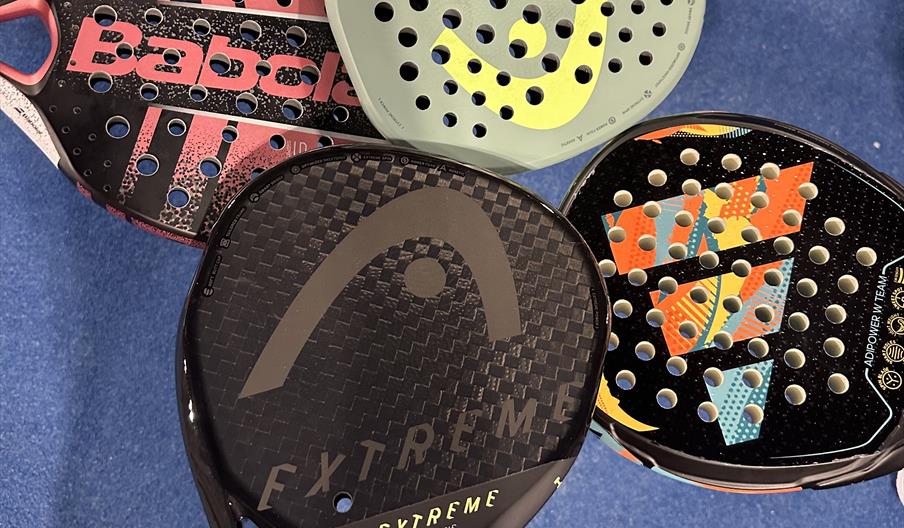 Padel rackerter som holdes mot hverandre